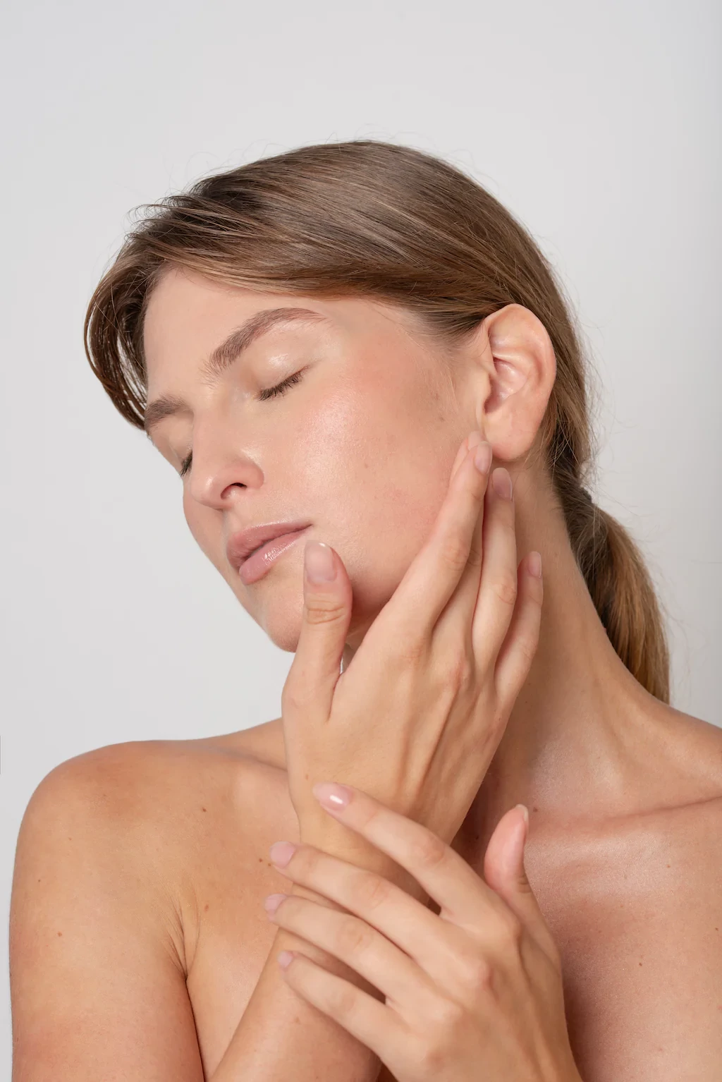 Kombinált bőr ápolása: zsíros T-vonal és száraz orcák kezelése