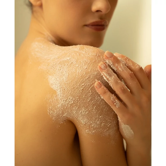 Montenapoleone SMOOTHING AND ANTI-AGING SCRUB BUTTER bőrőn